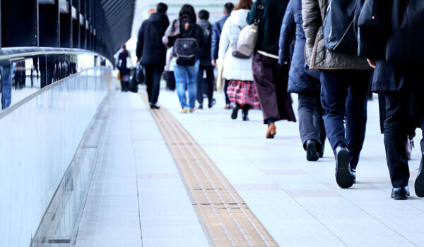 歩道を歩く人々